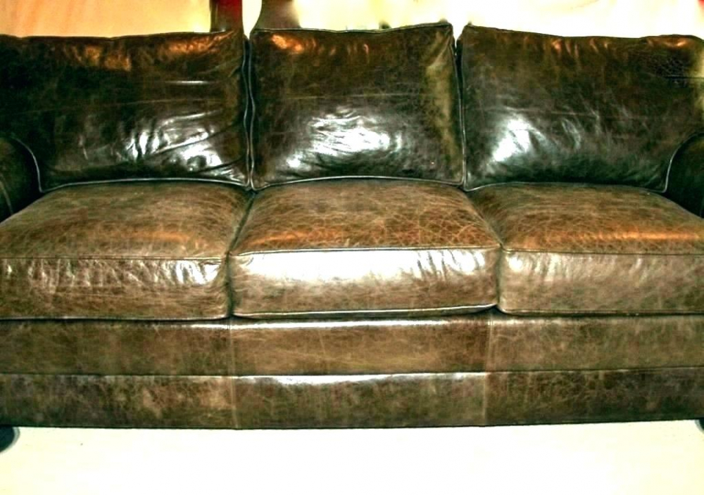 Мъж си купи диван втора употреба, изтърбуши го и намери цяло имане в него 
