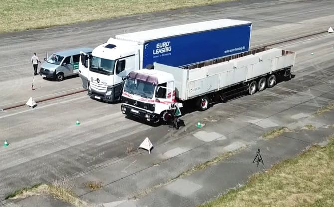 Какво ще се случи с кола между два камиона по време на катастрофа ВИДЕО