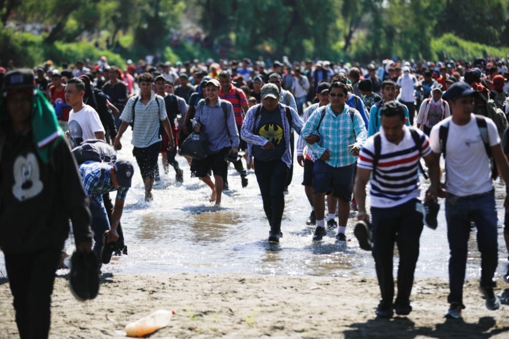 Сблъсъци с полицията след като мигранти щурмуваха границата в Мексико СНИМКИ