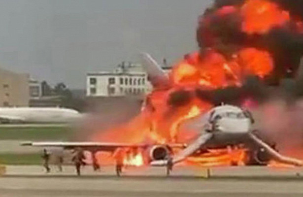 Ужас: Пожар избухна в самолет по време на полет ВИДЕО