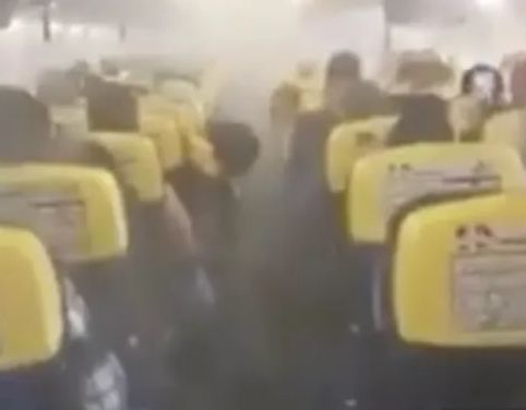 Ужас във въздуха: Салонът на пътнически самолет се изпълни с дим ВИДЕО