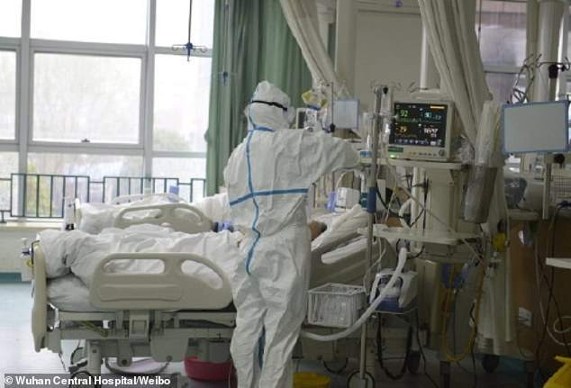 Ужасът в Ухан: Първи СНИМКИ на лекарите, които в костюми лекуват пациентите от вируса убиец