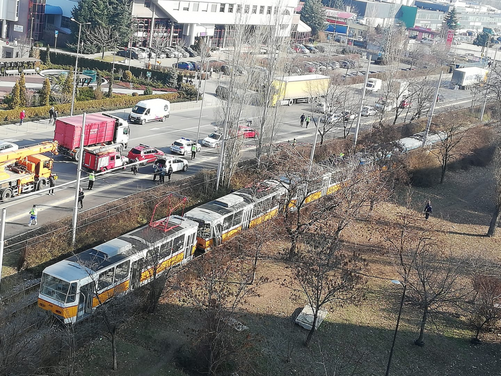 Страшни СНИМКИ и ВИДЕО от жестоката катастрофа с трамваи в София