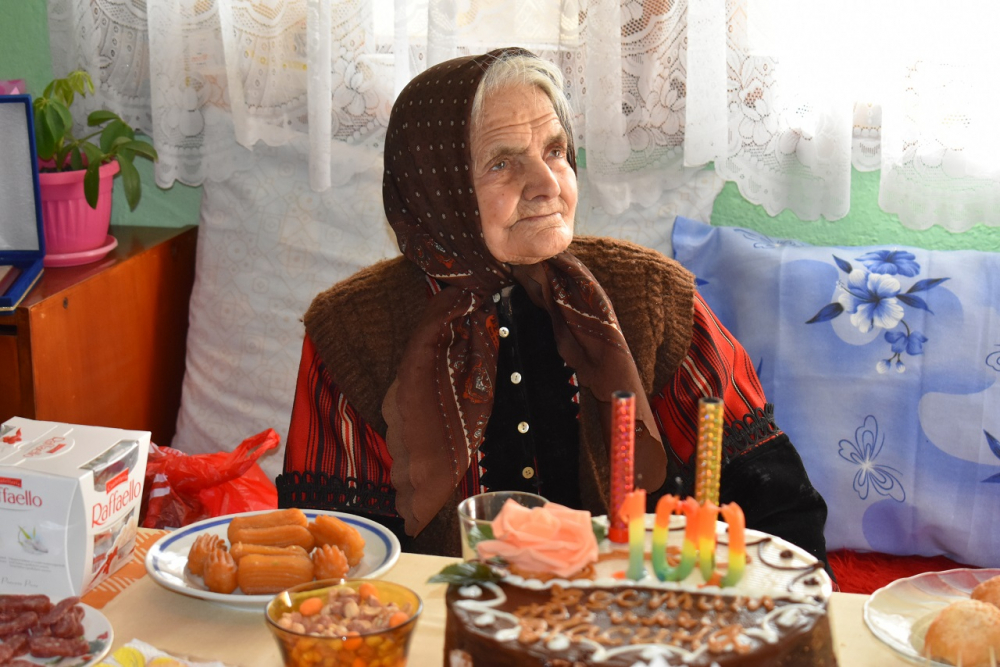 100-годишна баба от Асеновградско пере, мете и храни животни