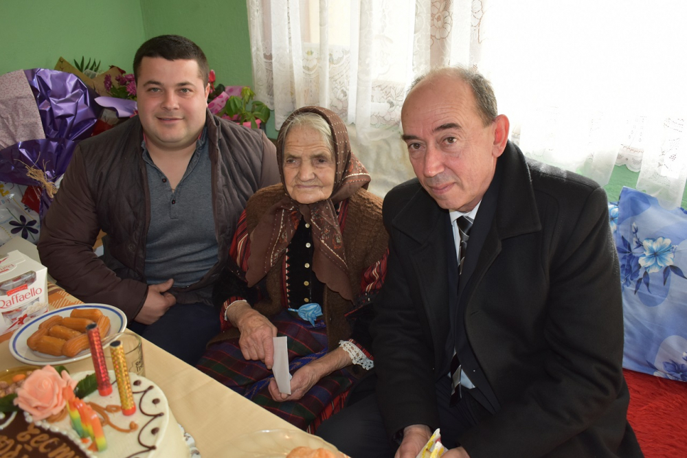 100-годишна баба от Асеновградско пере, мете и храни животни