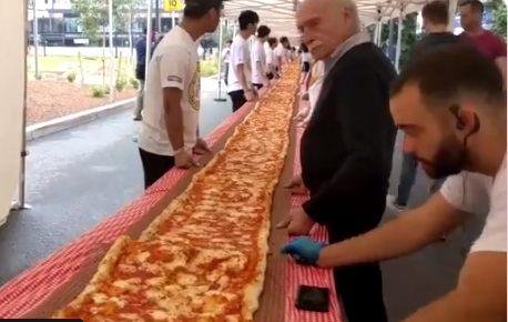 Ресторант направи 100-метрова пица и дари парите от нея за... ВИДЕО 