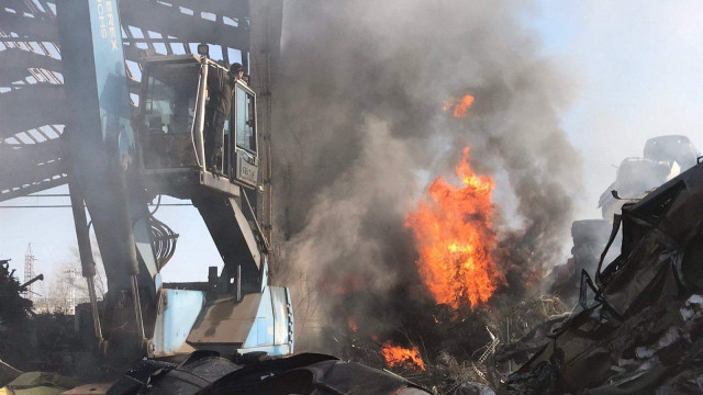Пожар изпепели автоморга в Пловдив СНИМКИ