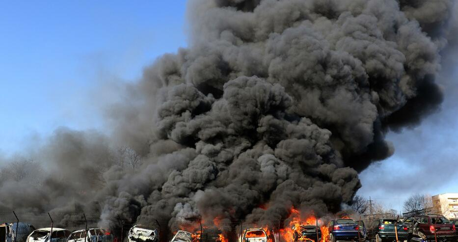 Огненият ад в Хасково стопил 100 коли, градът не помни такава стихия ВИДЕО 