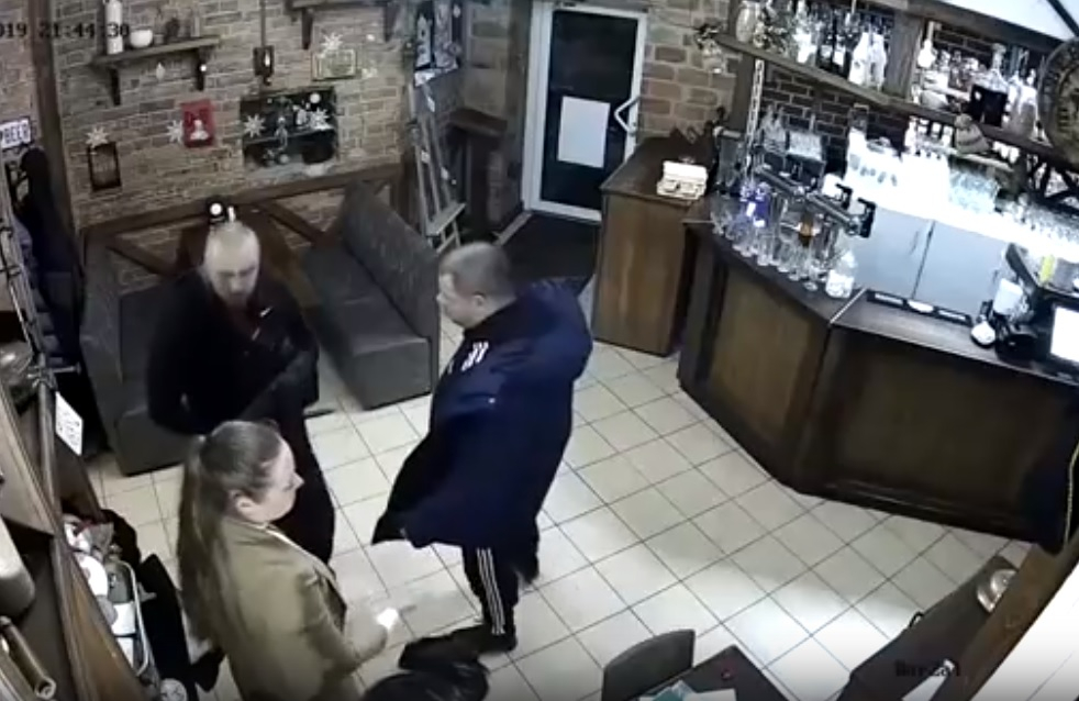 ВИДЕО 18+! Пиян бодигард на депутат опря нож в гърлото на сервитьорка 