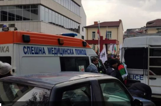 БЛИЦ TV: Има задържани след мелето пред МРРБ, проговори полицайка, ударена с тръба