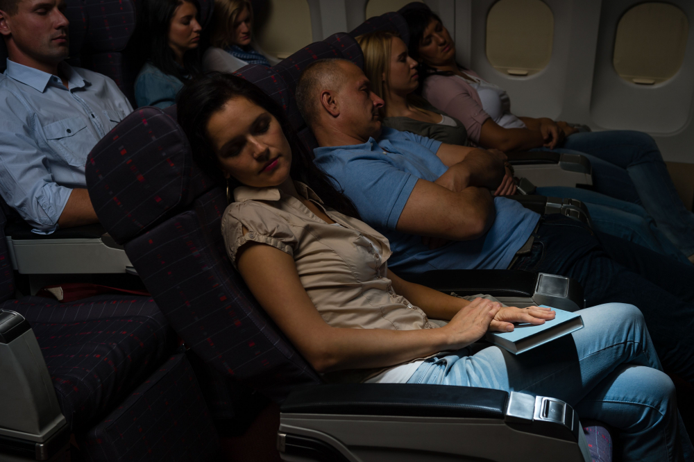 Жена заспа в самолет и се събуди с крясък: „Спри да ме…“