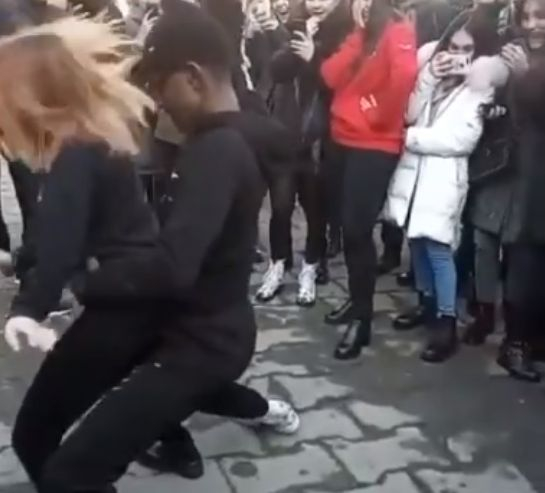 Девойка се кълчи в откровен танц с чернокож, кавказци я накараха да се извини публично пред целия народ ВИДЕО