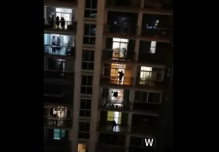 Невероятно ВИДЕО от Ухан: Цял свят гледа изумен какви ги вършат китайците по балконите 
