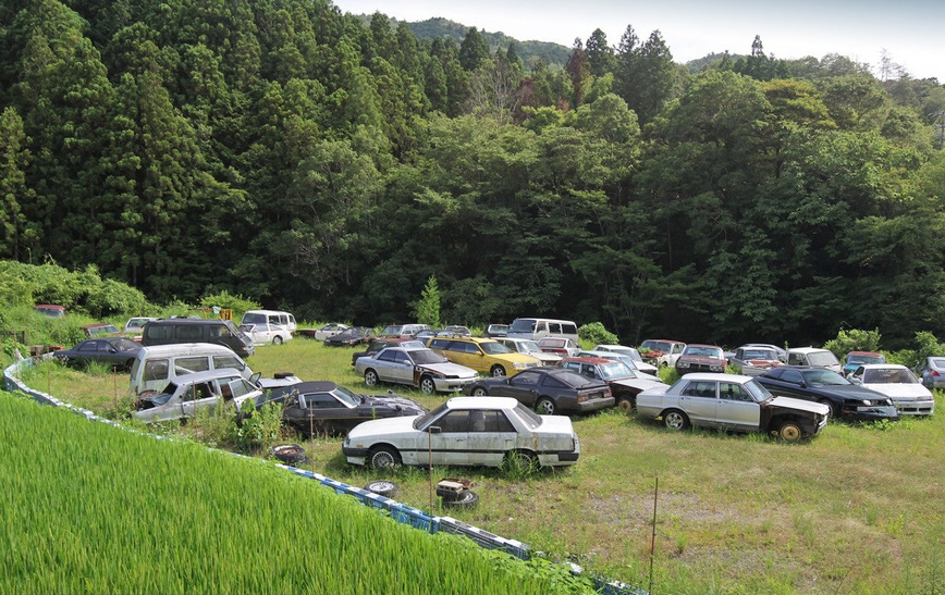 Култови японски коли са захвърлени под открито небе СНИМКИ