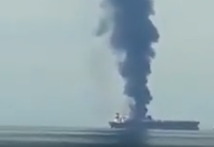 Танкер се запали в Персийския залив ВИДЕО
