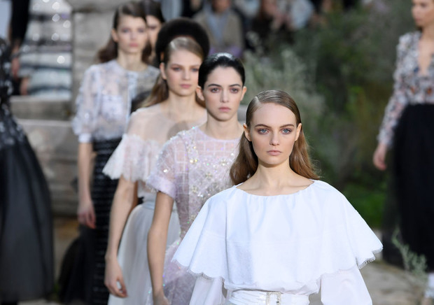 Скромна, но прелестна колекция пролет-лято на Chanel Couture без Лагерфелд СНИМКИ