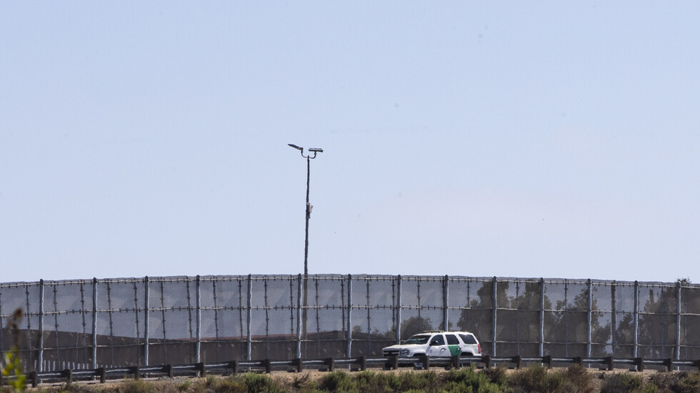 Вихрушка събори част от граничната стена между САЩ и Мексико СНИМКИ