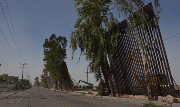 Опустошителнта гледка: Ето как се срива стената между Мексико и САЩ ВИДЕО 