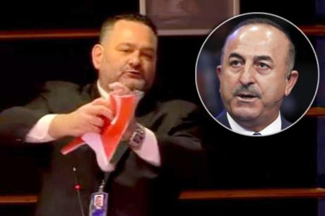 Голям скандал! Грък разкъса турското знаме в Европарламента ВИДЕО