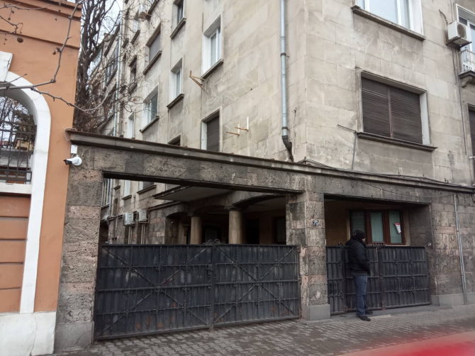 Три патрулки причакват Васил Божков пред дома му в центъра на столицата