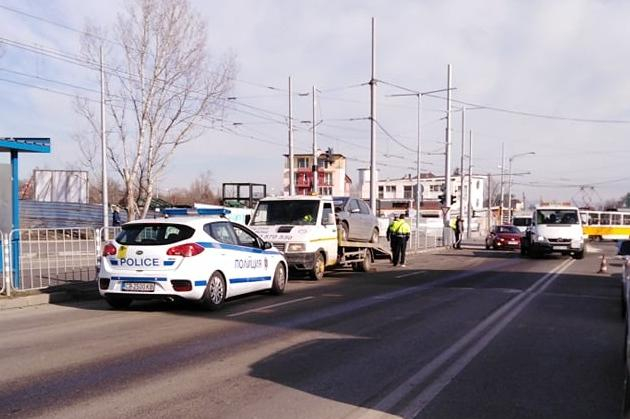 Зверски удар между две коли на булевард в София СНИМКИ 