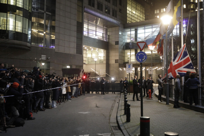 Вижте как свалиха британския флаг в Брюксел ВИДЕО