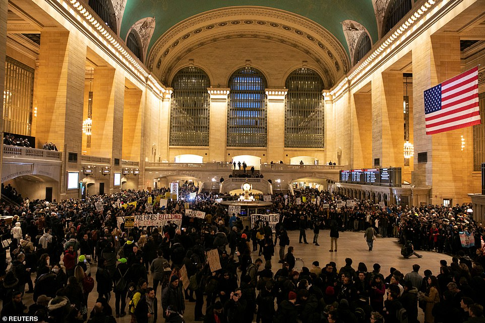 Погром в метрото на Ню Йорк заради полицаи и поскъпнало билетче ВИДЕО