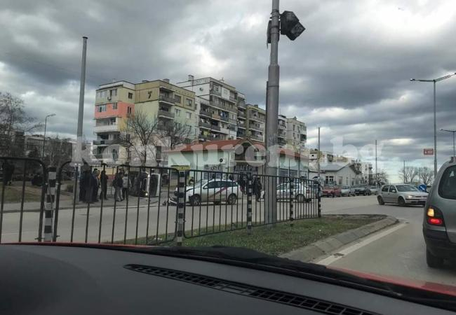 Линейка се преобърна след удар с фирмена кола във Видин СНИМКИ