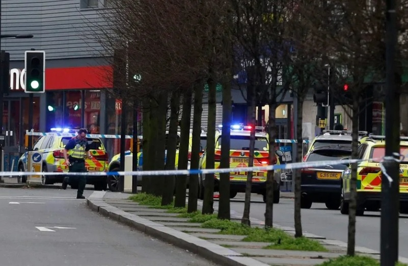 Полицаи застреляха като куче терорист с нож и пояс на смъртта в Лондон ВИДЕО 