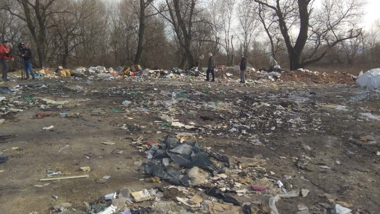 Откриха тонове вносни отпадъци в коритото на река Чая