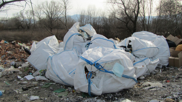 Откриха тонове вносни отпадъци в коритото на река Чая
