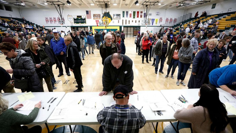 Хаос при отчитането на гласовете при първичните избори на Демократите в Айова ВИДЕО