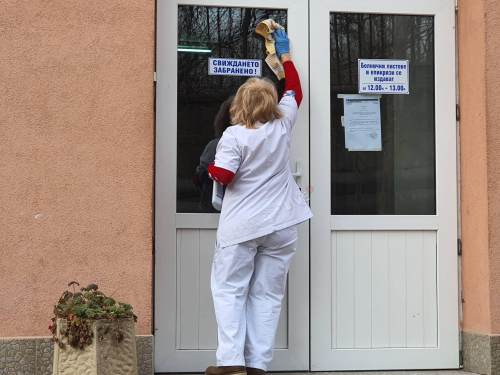 В изолатори: Последни новини за състоянието на тримата пациенти със съмнения за коронавирус в Хасково СНИМКИ