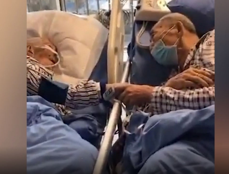 Сърцераздирателно ВИДЕО: Покосени от коронавируса 80-годишни съпрузи се сбогуват, преди да издъхнат
