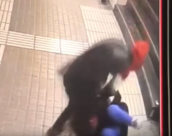 Нечовешка агресия: Келеш млати и влачи жена из метрото ВИДЕО 18+