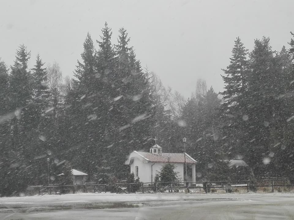 Ученици от София в снежен капан край Пловдив 