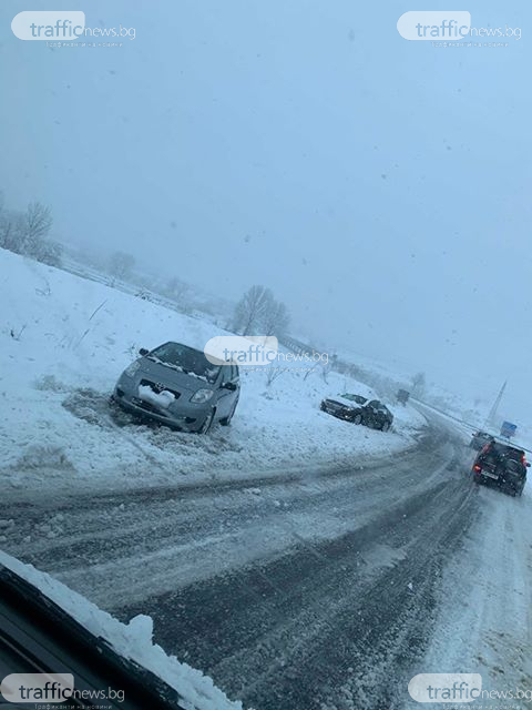 Снегът парализира България, към "Маказа" е най страшно СНИМКИ