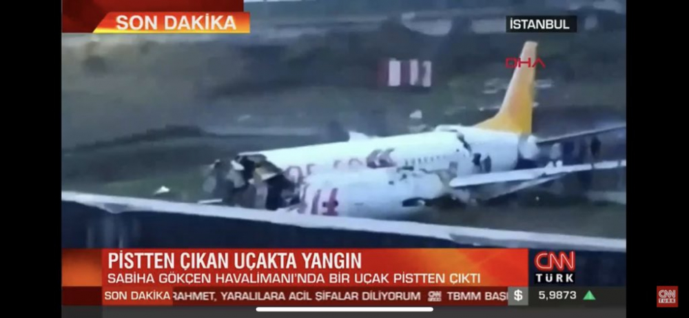 Boeing 737-800 излезе от пистата и се сцепи на три в Истанбул ВИДЕО