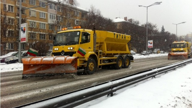 Ето как чистят снега в София 