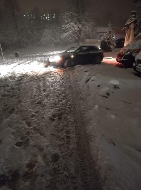 Шофьори на закъсали в снега автомобили избутаха линейка до габровската болница СНИМКИ 