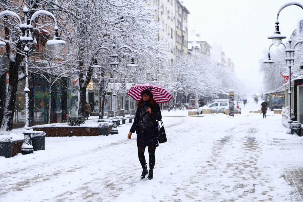 Прогнозата на Meteo Balkans за февруари: Ледените дни се завръщат, но се гответе и за...