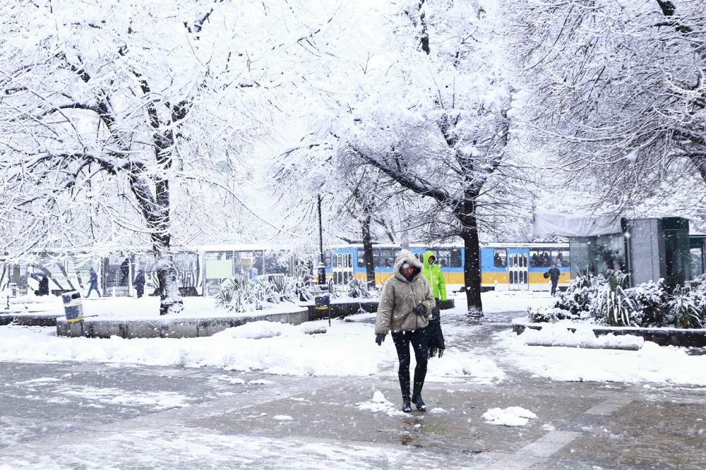 Сняг и дъжд удрят тези райони на България