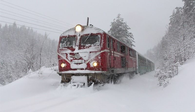 Движението на влаковете в два участъка на страната е прекъснато поради тежките зимни условия