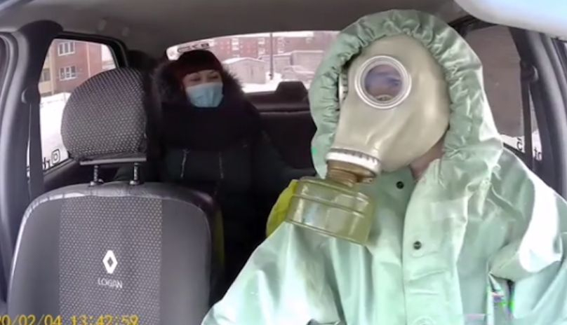 Таксиджия бори истерията покрай коронавируса по уникален начин ВИДЕО 