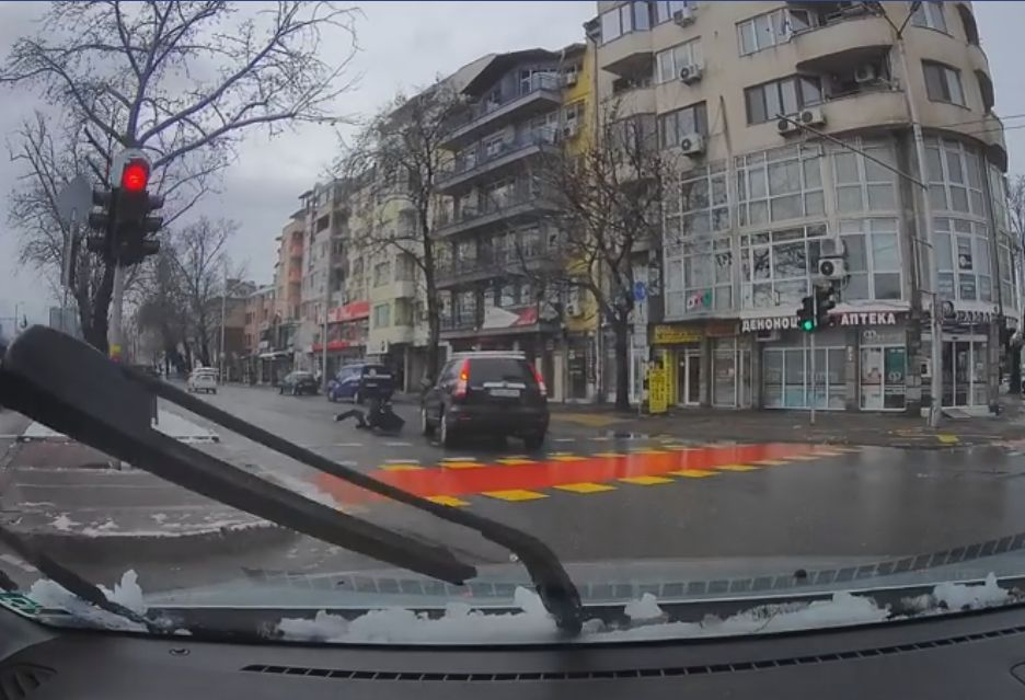 Кола помете пешеходец на пловдивско кръстовище ВИДЕО 