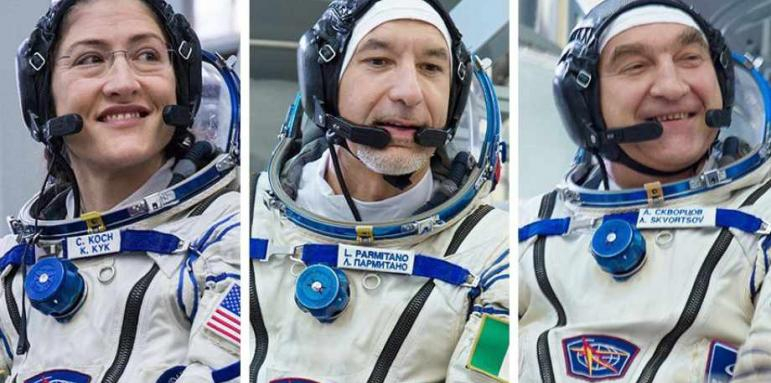 Невероятни ВИДЕА показаха как трима астронавти се върнаха на Земята