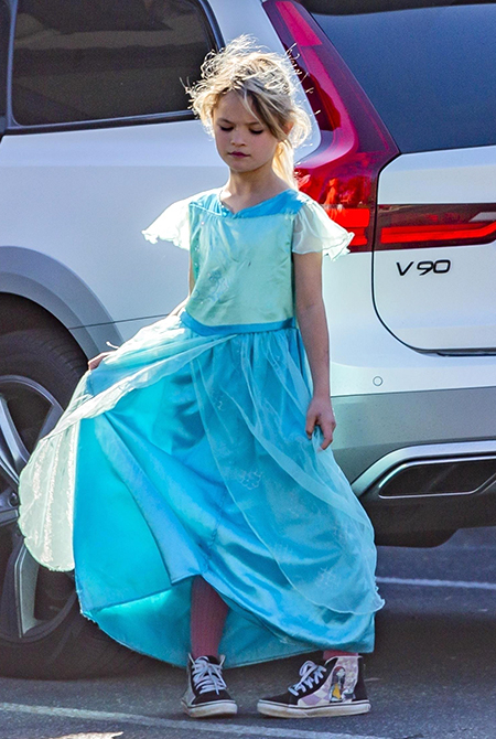 Още едно джендърче: Синът на Меган Фокс се кипри в роклички на принцеси СНИМКИ