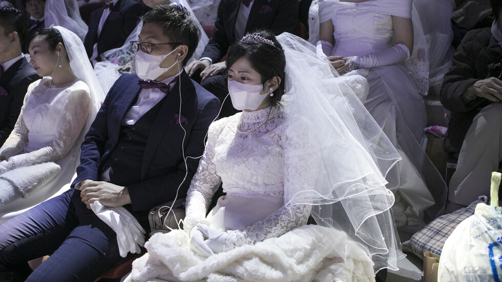 "Любов по време на... коронавирус": Хиляди се венчаха с предпазни маски на масова сватба СНИМКИ