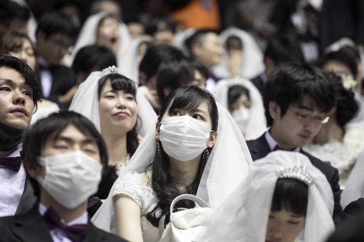 "Любов по време на... коронавирус": Хиляди се венчаха с предпазни маски на масова сватба СНИМКИ