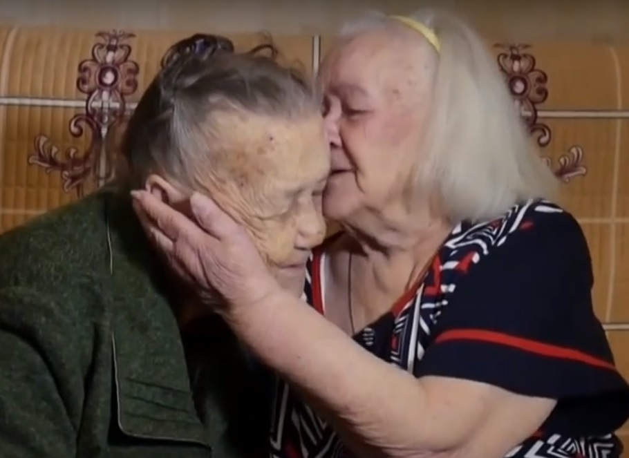 Разделени от войната, две сестри се събраха след 78 години ВИДЕО